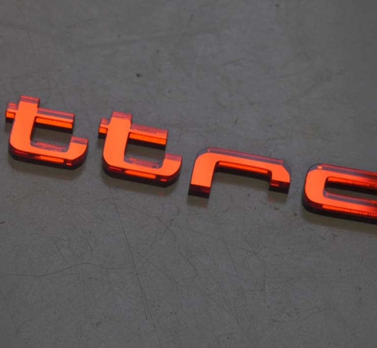 Audi Quattro Grill Emblem 2017+